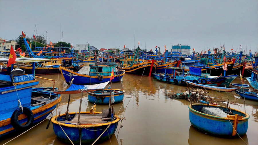 Tất cả tàu thuyền được kêu gọi về bờ tránh trú bão. z7195656733293-c8632c1547da5fa8d0bbcacb4fd73f18.jpg