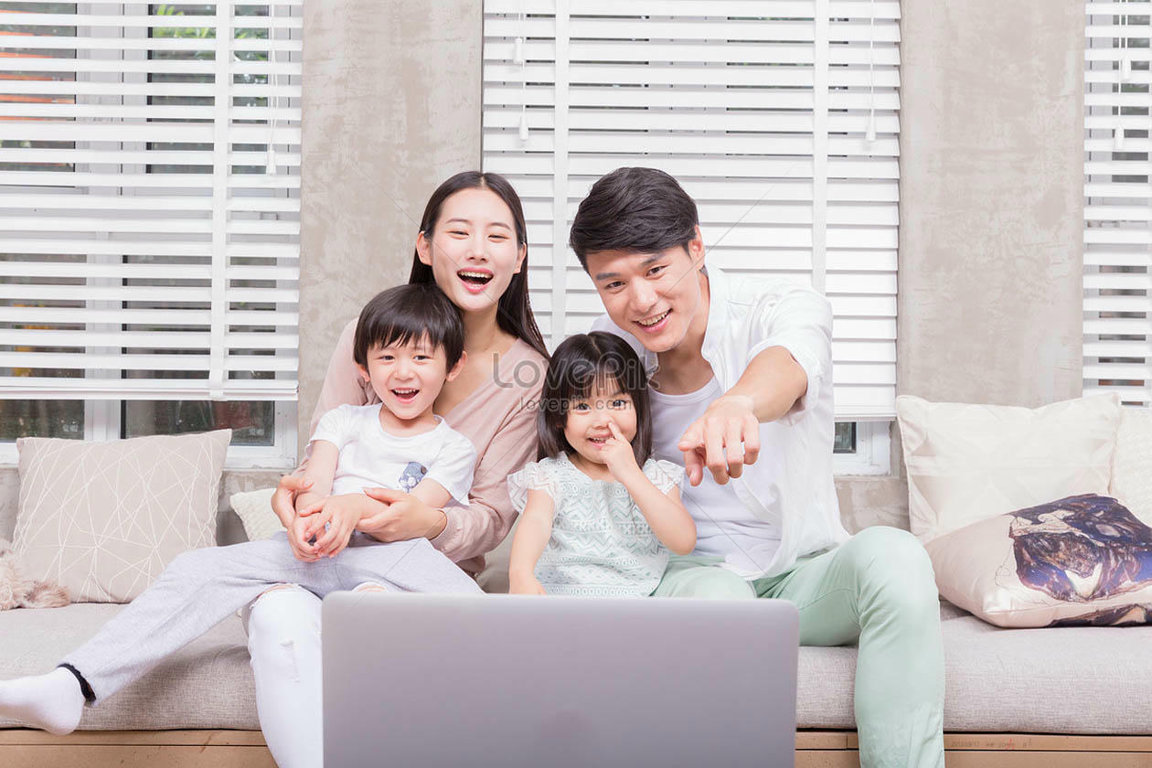 Trong xã hội hiện đại, các kênh truyền thông chính thống như báo chí không chỉ là “nguồn” thông tin mà còn là một lực lượng định hướng nhận thức. (Nguồn: Lovepink)