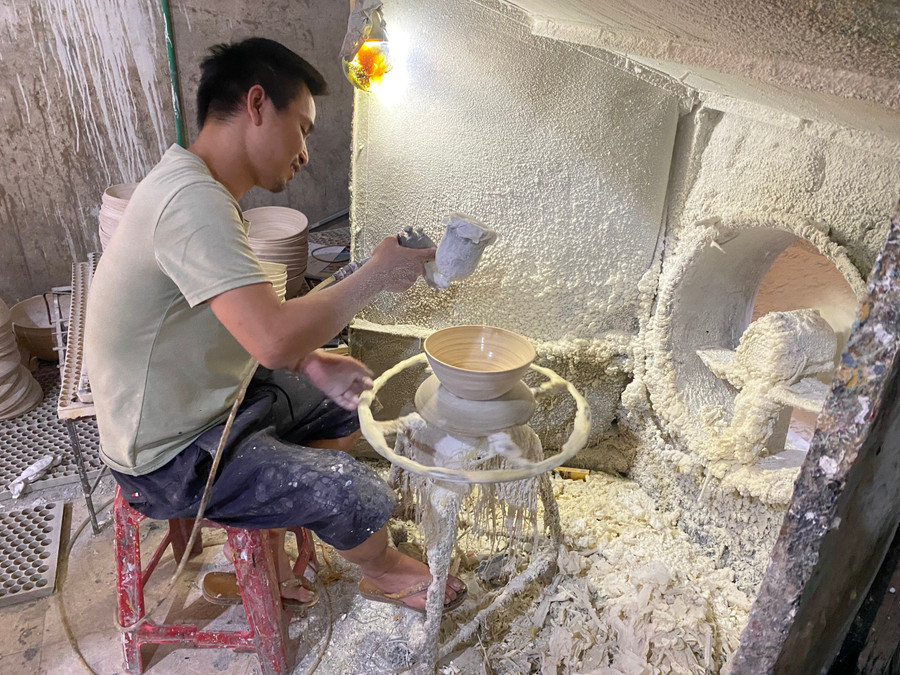 Công đoạn mài sản phẩm tại làng nghề sơn mài Cát Đằng (Vạn Thắng, Ninh Bình).