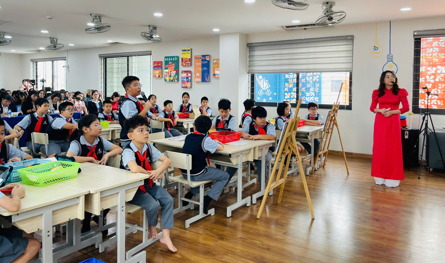 Tiết học môn Toán của cô, trò Trường Tiểu học Đô thị Sài Đồng (Phúc Lợi, Hà Nội). Ảnh: Đình Tuệ