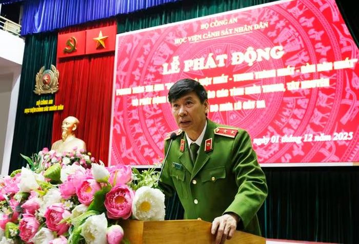 Đồng chí GS.TS, Nhà giáo ưu tú, Trung tướng Trần Minh Hưởng, Bí thư Đảng ủy, Giám đốc Học viện CSND phát động phong trào thi đua “Ba nhất”