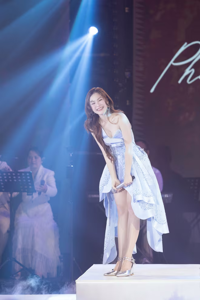 Hương Tràm rạng rỡ trong ngày trở lại với album &quot;Phao cứu sinh&quot;