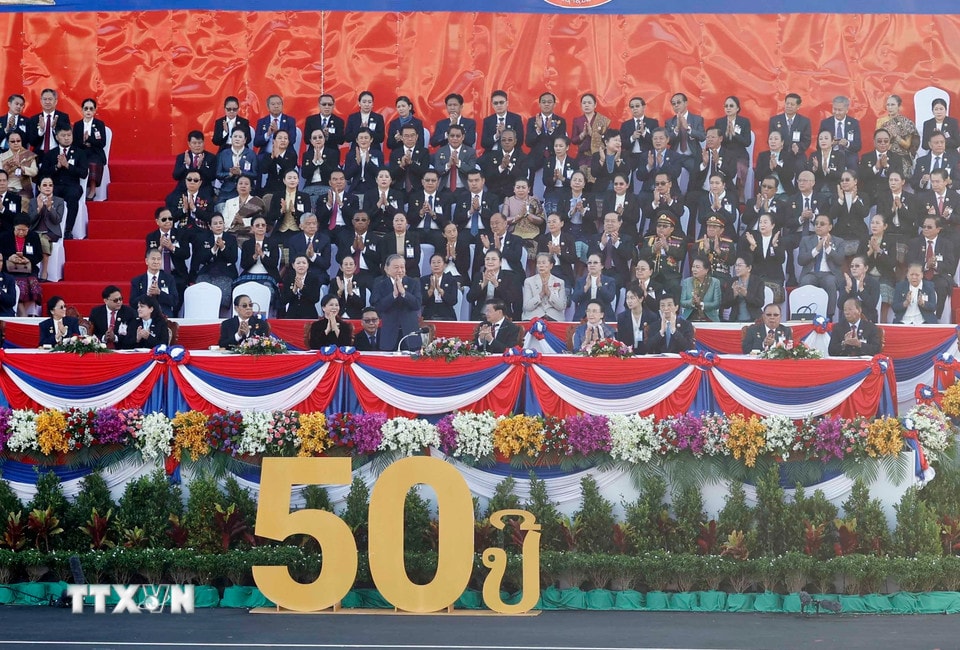 Tổng Bí thư Tô Lâm và Phu nhân cùng các đại biểu dự Lễ kỷ niệm 50 năm Quốc khánh Lào và 105 năm Ngày sinh Chủ tịch Kaysone Phomvihane. (Ảnh: Thống Nhất/TTXVN)