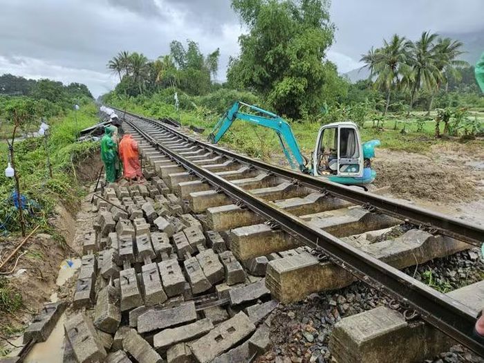 Với 61 điểm sạt lở do mưa lũ, hạ tầng đường sắt Bắc- Nam qua khu vực Trung bộ vẫn phải tiếp tục gia cố, khắc phục