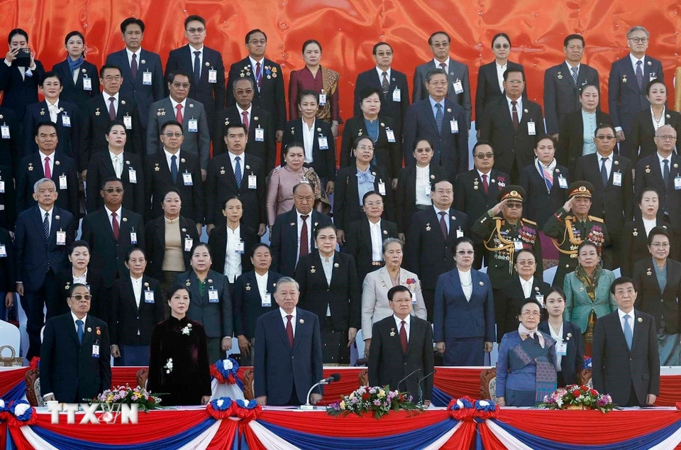 Tổng Bí thư Tô Lâm và Phu nhân cùng các đại biểu dự Lễ kỷ niệm 50 năm Quốc khánh Lào và 105 năm Ngày sinh Chủ tịch Kaysone Phomvihane. (Ảnh: Thống Nhất/TTXVN)