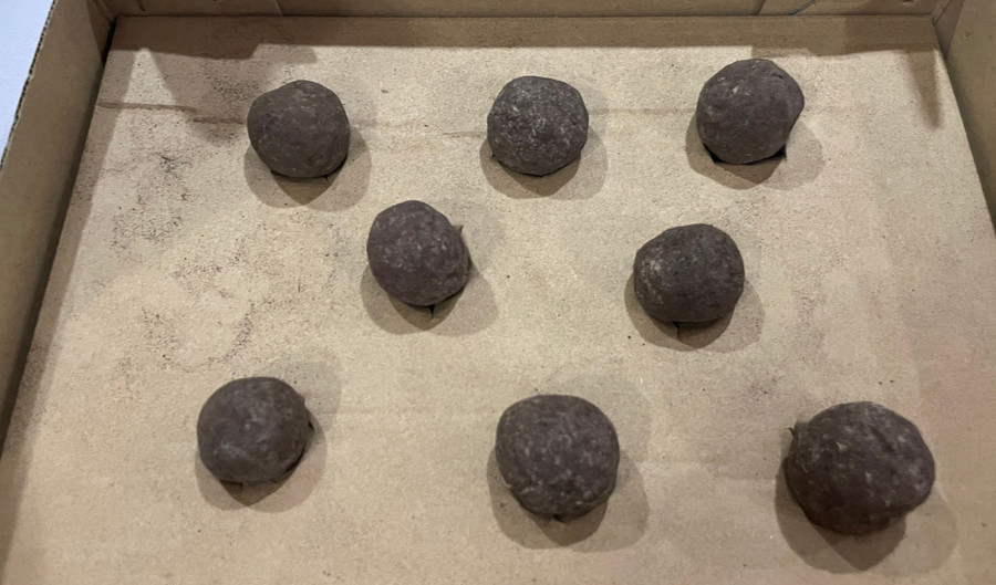 Chất keo được phối trộn với các phụ gia thành lớp bảo vệ hạt giống. Ảnh: Hà An lop-keo-than-ky-bao-ve-hat-giong-1.jpg