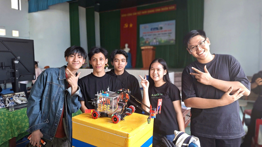 Sản phẩm của học sinh các trường THPT xã Bình Sơn (Quảng Ngãi) tham gia sân chơi STEM Robotics. Ảnh: NTCC