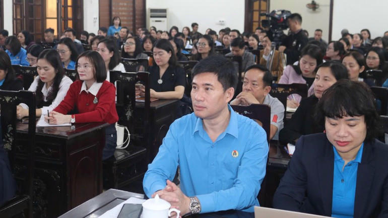 200 đại biểu là Chủ tịch, Phó Chủ tịch công đoàn cơ sở của Liên đoàn Lao động tỉnh Thanh Hóa, Ninh Bình.