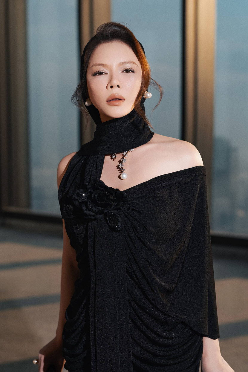 Dù trước ống kính phóng viên hay trước sự chứng kiến của hàng nghìn khách mời, ánh mắt Lý Nhã Kỳ vẫn giữ vững thần thái, vừa bí ẩn vừa lôi cuốn. Đây chính là bí quyết giúp cô tỏa sáng mà không cần lời nói luk3074.jpg