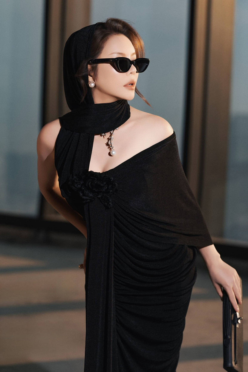 Bộ trang phục lần này là kiệt tác Haute Couture của nhà thiết kế Đỗ Long, lấy cảm hứng từ vẻ đẹp quyền uy và bí ẩn của giới quý tộc Trung Đông luk3053.jpg