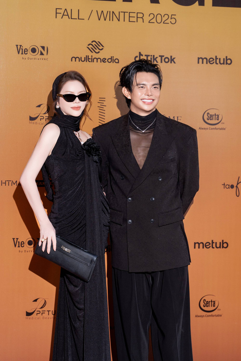 Lý Nhã Kỳ và NTK Đỗ Long là những người đồng nghiệp gắn bó thân thiết nhiều năm nay luk3164.jpg