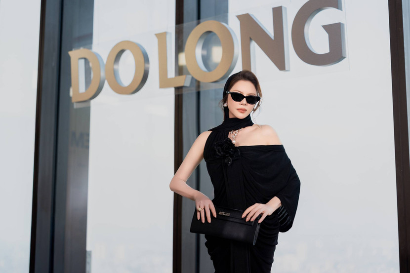 Show diễn mang hơi thở hiện đại nhưng vẫn đậm chất quý phái, kết hợp tinh tế giữa phom dáng Âu châu và những chi tiết trang trí thủ công cầu kỳ luk3263-1.jpg