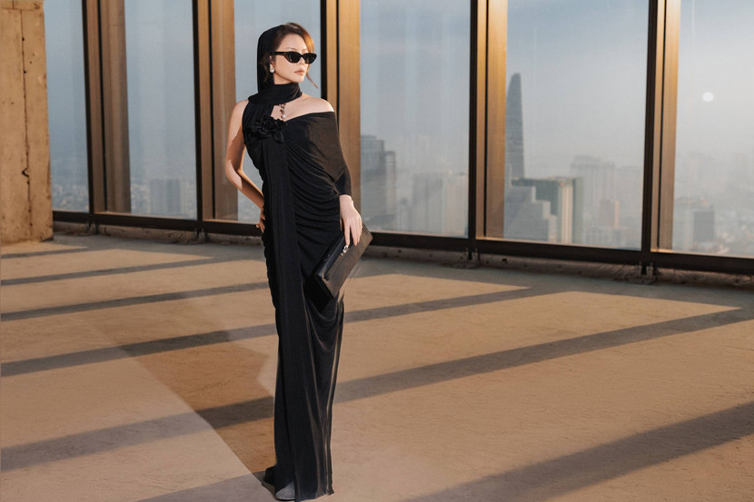 Trang phục ôm sát cơ thể theo phom dáng cổ điển châu Âu, đuôi cá quyến rũ cùng thiết kế lệch vai, kết hợp với dải khăn choàng cùng tông, được tạo kiểu khéo léo phủ qua đầu và kéo dài quét đất luk3046-1.jpg