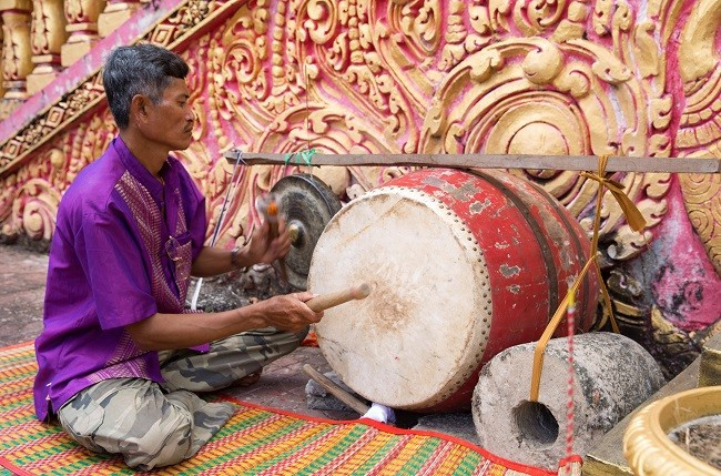Một nghệ nhân sử dụng nhạc cụ Skor Thom trong dàn nhạc trống lớn. nhac-trong-lon-5.png