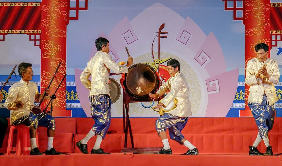 Nghệ nhân xã Hồ Thị Kỷ, Cà Mau biểu diễn nghệ thuật nhạc trống lớn. gen-n-nhac-trong-lon-1.jpg