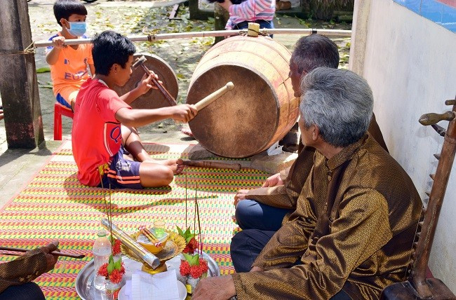 Nghệ nhân truyền nghề cho thế hệ trẻ. nhac-trong-lon-6.png