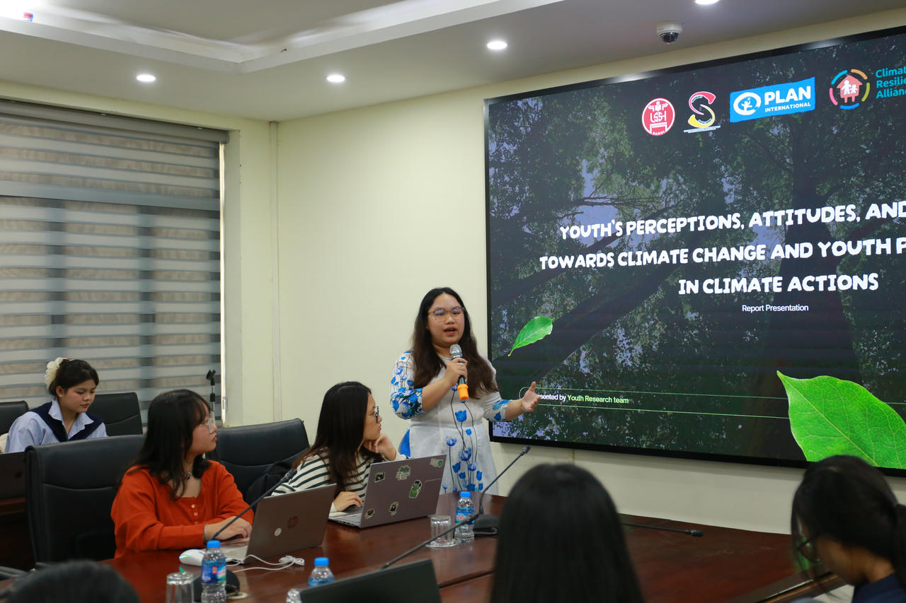 Em Nguyễn Thị Ngọc Trinh - đại diện nhóm nghiên cứu thanh niên trình bày báo cáo kết quả nghiên cứu. Ảnh Tuệ Minh.
