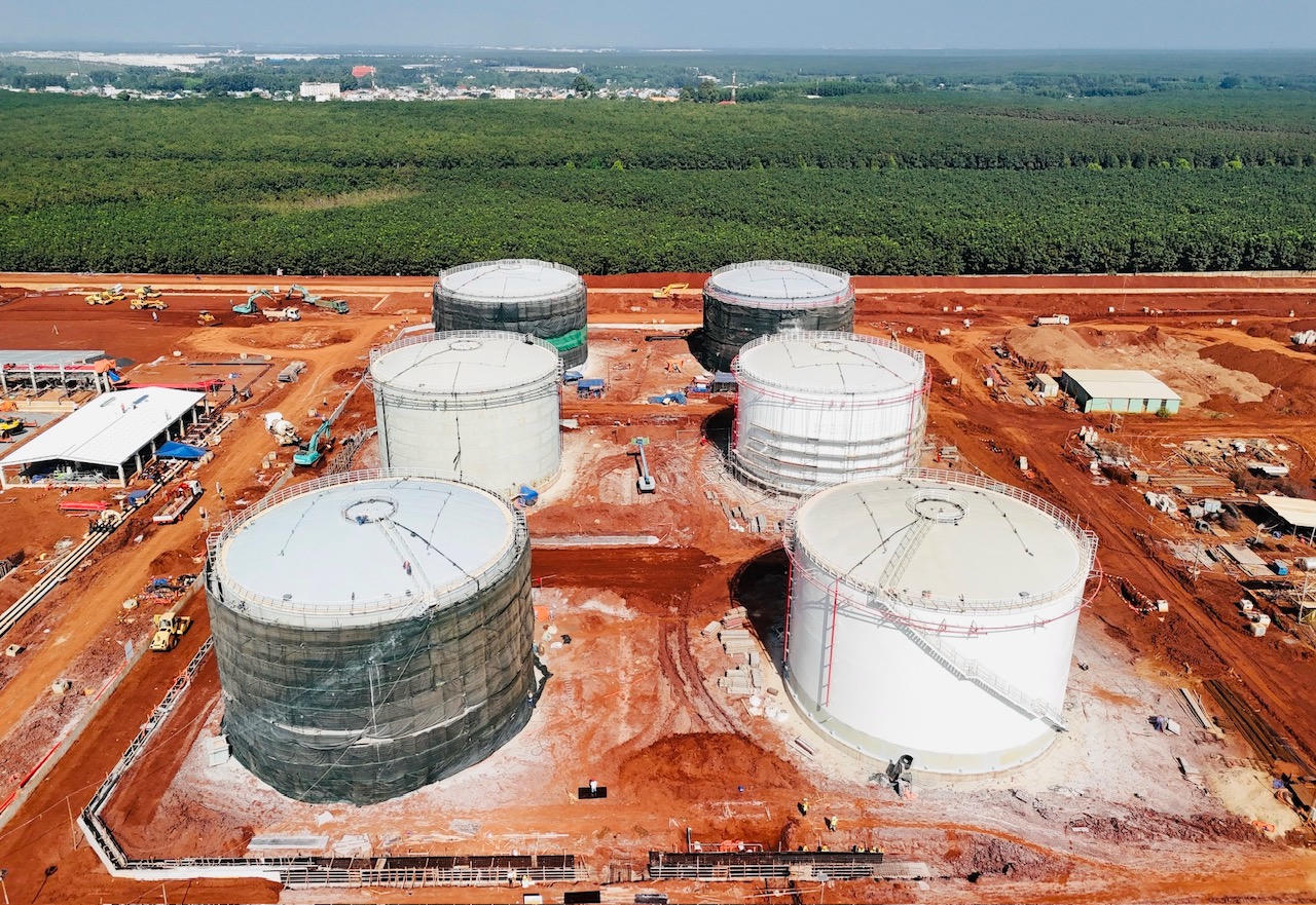 Hệ thống bồn chứa nhiên liệu tại khu kỹ thuật. (Ảnh trong bài: D.Khương)