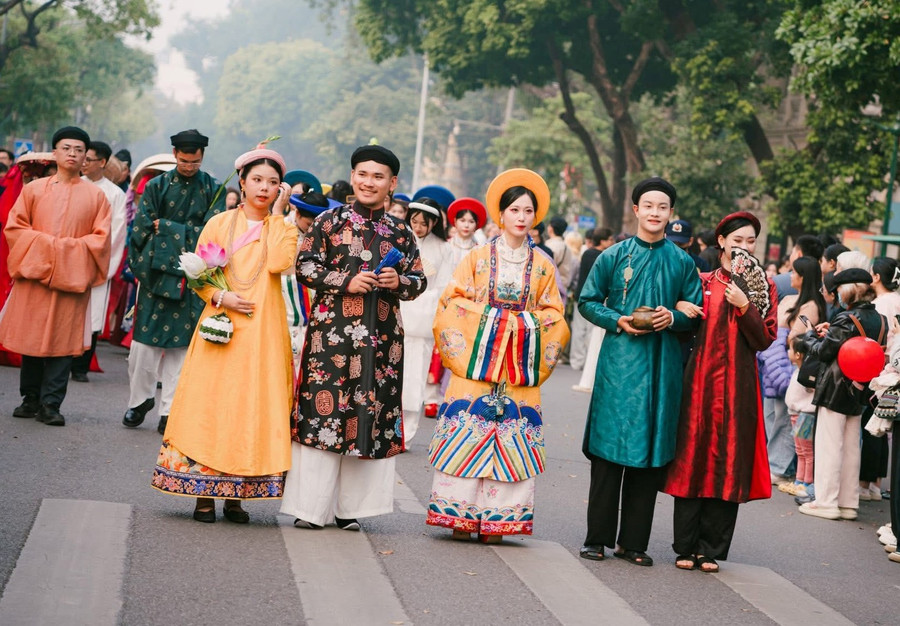 Tái hiện trang phục của cô dâu - chú rể thời xưa.