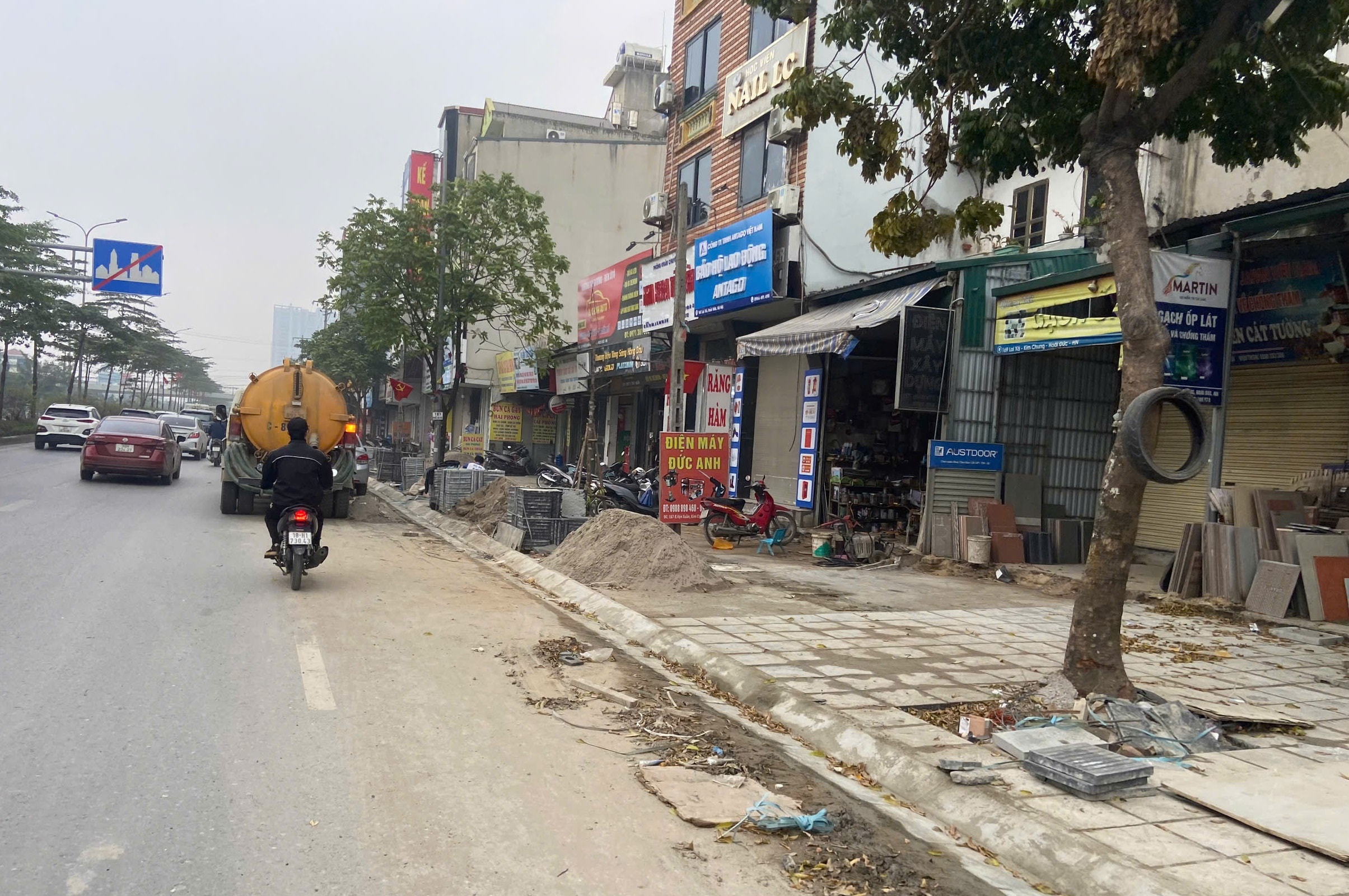 Ảnh 2.Hình ảnh vỉa hè Quốc lộ 32 qua địa bàn xã Hoài Đức được đào lên làm lại những ngày cuối năm.Ảnh.TL.