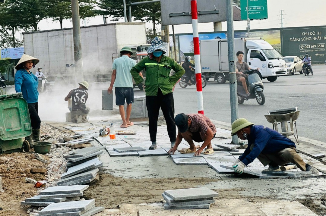 Ảnh 1.Tình trạng đào đường, lát đá vỉa hè cuối năm tại Hà Nội đã bộc lộ nhiều bất cập, ảnh hưởng lớn đến cuộc sống sinh hoạt của người dân. Ảnh. TL