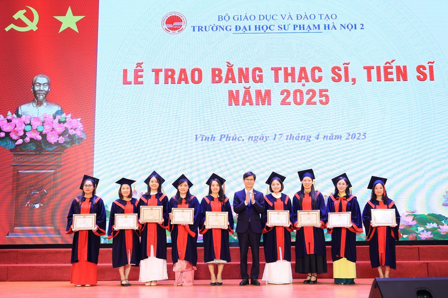 Trường ĐH Sư phạm Hà Nội 2 trao bằng thạc sĩ, tiến sĩ năm 2025. 3.jpg