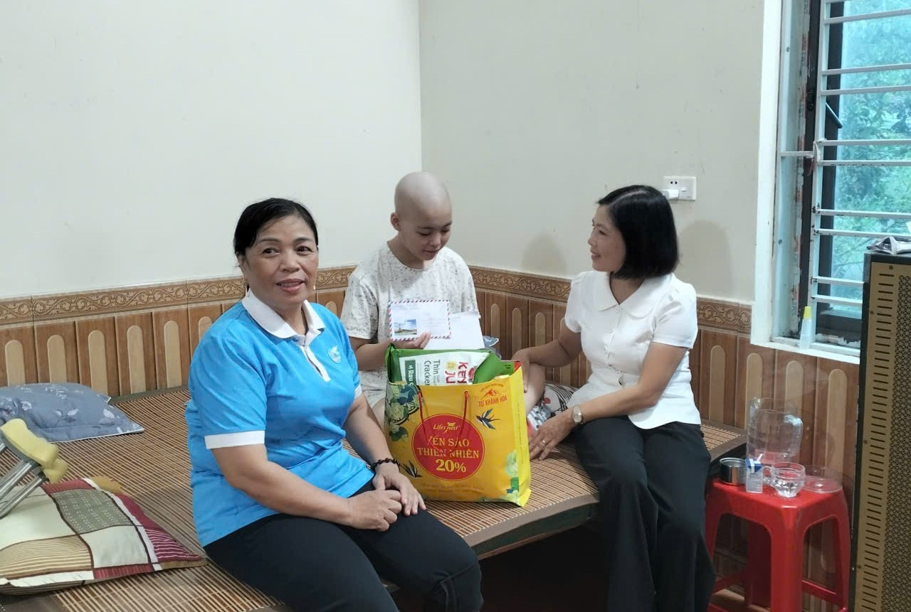 Hội Liên hiệp Phụ nữ xã Trần Phú thăm hỏi, động viên người thân hội viên trên địa bàn. Ảnh: Nguyễn Phấn