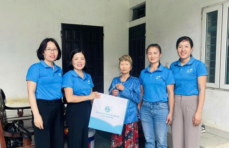 Hội Liên hiệp Phụ nữ xã Trần Phú tổ chức thăm hỏi, động viên hội viên trên địa bàn. Ảnh: Nguyễn Phấn