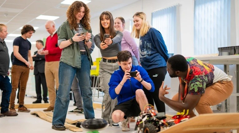 Sinh viên học nhóm và thực hành là nền tảng phương pháp sư phạm NMITE.