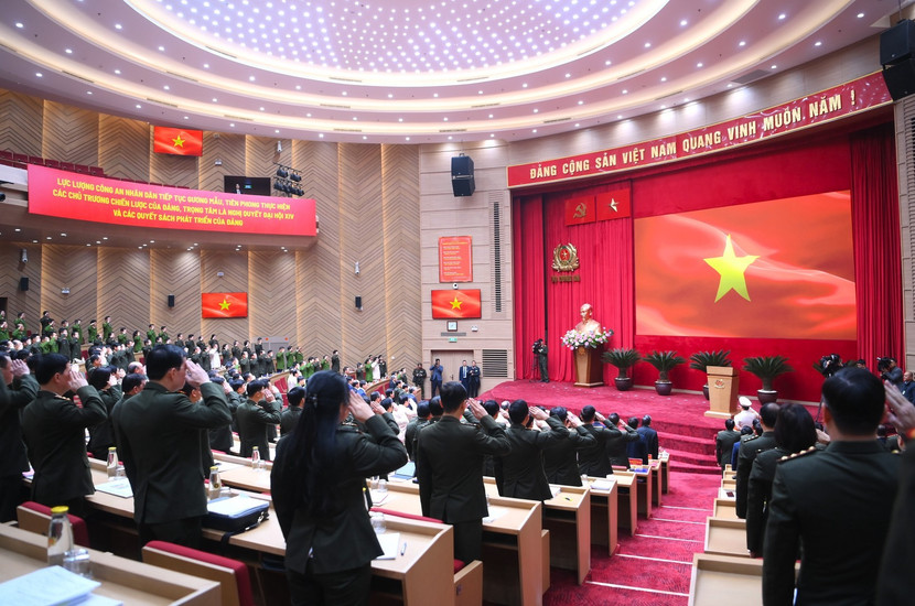 Các đại biểu thực hiện nghi thức Chào cờ km-2.jpg