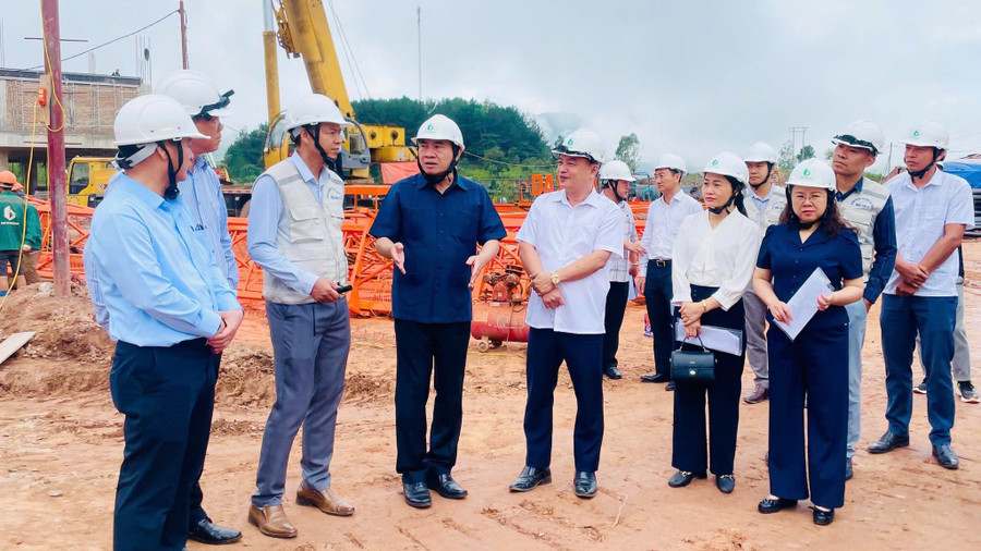 Đoàn công tác của tỉnh kiểm tra tiến độ triển khai Trường nội trú liên cấp Tiểu học, THCS Si Pa Phìn. si-pa-phin-55.jpg