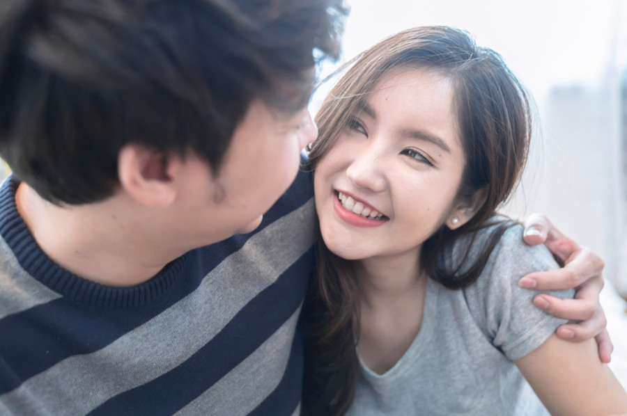 Khen ngợi đàn ông không phải chỉ đơn giản là nói lời ngọt ngào hay ánh mắt lấp lánh. (Ảnh: ITN)