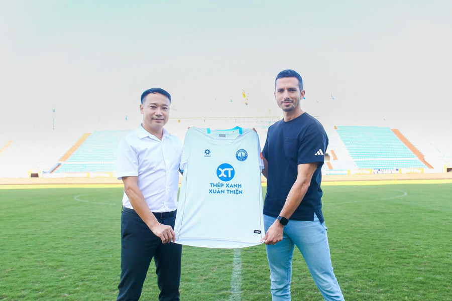 Giám đốc kỹ thuật Vũ Hồng Việt trao áo đấu của Nam Định cho huấn luyện viên Mauro Jeronimo. Ảnh: NĐ cau-lac-bo-nam-dinh-truoc-vuc-tham-nha-vo-dinh-2.jpg