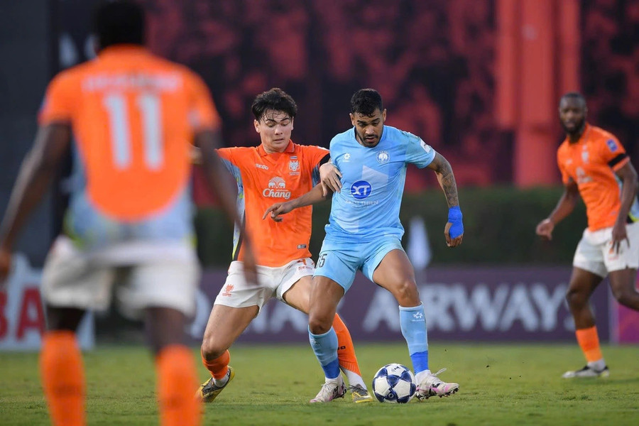 Cầu thủ ngoại Nam Định (bên phải) trong trận thua Ratchaburi 0-2, lượt 5 vòng bảng AFC Champions League Two. Ảnh: INT cau-lac-bo-nam-dinh-truoc-vuc-tham-nha-vo-dinh1.jpg