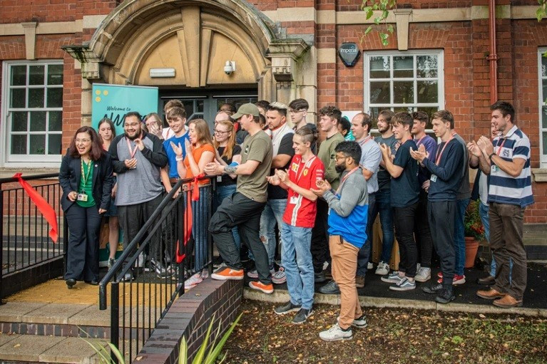 Bà Elena Rodríguez-Falcón (ngoài cùng bên trái) cùng nhân viên và sinh viên trong ngày khai trương NMITE năm 2021. dai-hoc-the-ky-21-khong-bai-giang-khong-thi-cu-2.jpg