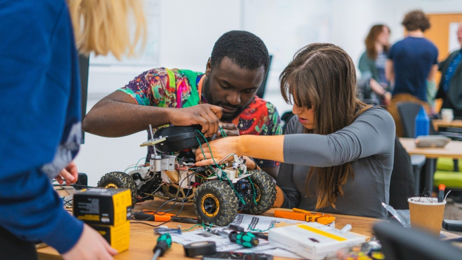 NMITE giúp hình thành lực lượng kỹ sư linh hoạt. dai-hoc-the-ky-21-khong-bai-giang-khong-thi-cu-4.jpg