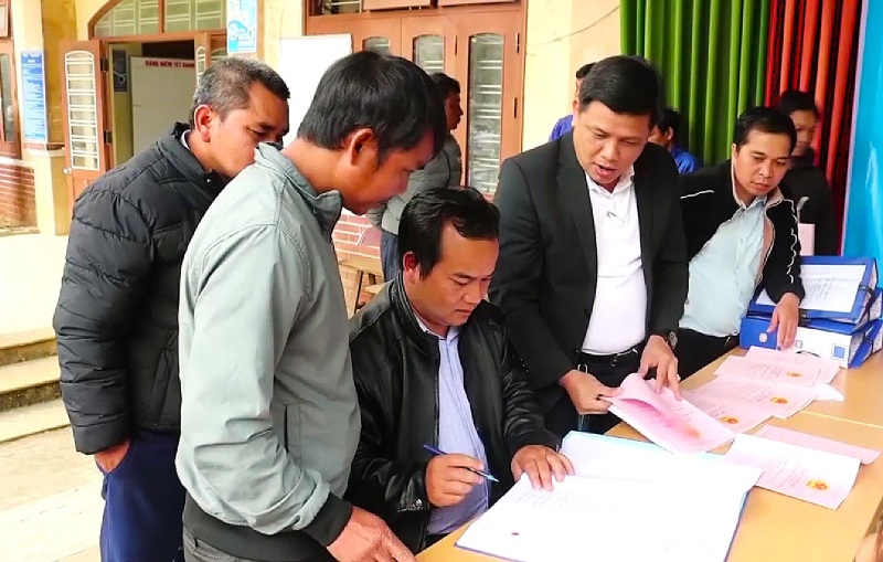 Người dân miền núi Đà Nẵng làm thủ tục nhận sổ đỏ đất lâm nghiệp tại trụ sở UBND xã. Ảnh: Trường An