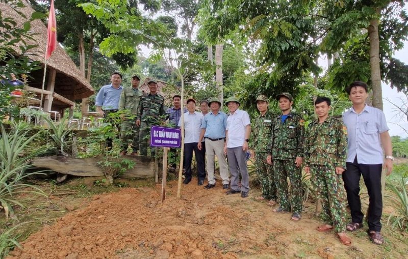 Phó Chủ tịch UBND TP Đà Nẵng Trần Nam Hưng trồng cây lưu niệm trong lâm phận Vườn Quốc gia Sông Thanh. Ảnh: ĐVCC
