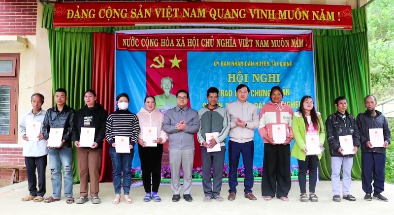 Được cấp sổ đỏ đất rừng, nhiều hộ dân miền núi Đà Nẵng yên tâm đầu tư rừng gỗ lớn, phát triển kinh tế và giữ rừng. Ảnh: Trường An