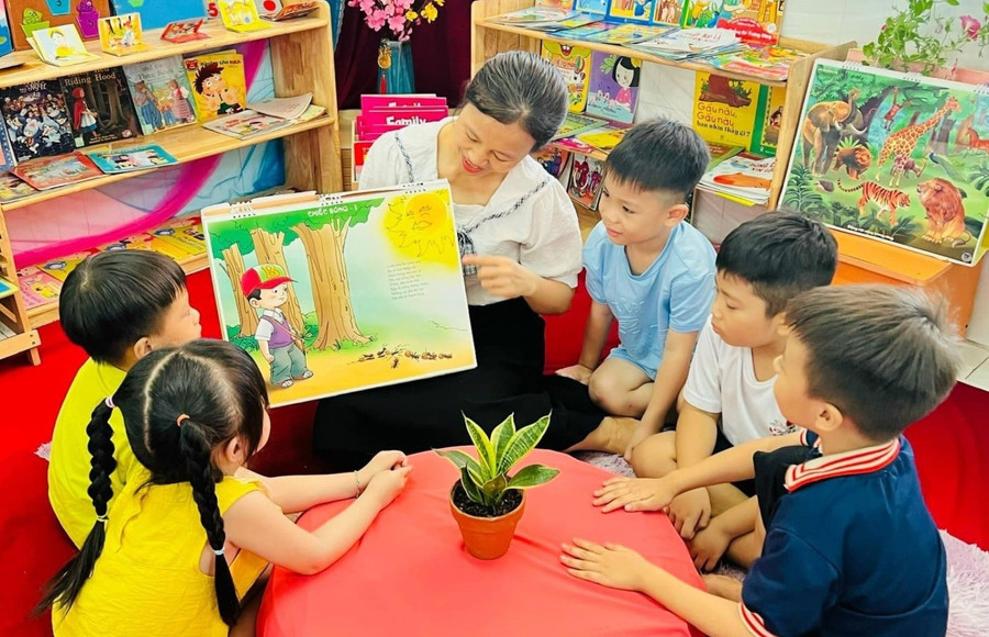 Một hoạt động giáo dục của cô và trò Trường Mầm non Thuận Giao tại KCN phường Thuận Giao (TPHCM). Ảnh: ITN