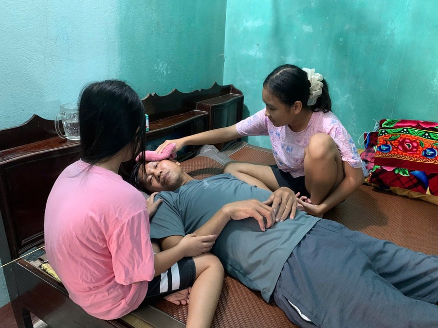 Hai chị em nhỏ lo lắng, người bố chỗ dựa duy nhất sẽ rời các em đi vì căn bệnh ung thư gan giai đoạn cuối.