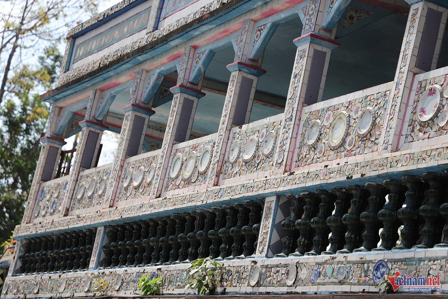 Cận cảnh các mảng tường được khảm từ hàng nghìn mảnh chén đĩa đủ màu sắc