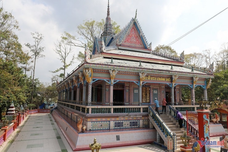 Chánh điện chùa Chén Kiểu với những mảng tường được ốp gạch men và mảnh sành sứ