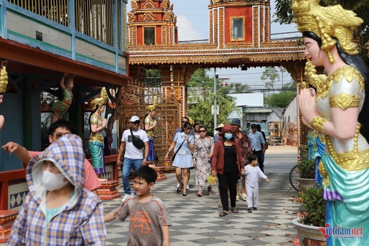 Du khách tham quan và chiêm ngưỡng kiến trúc độc đáo tại chùa Chén Kiểu