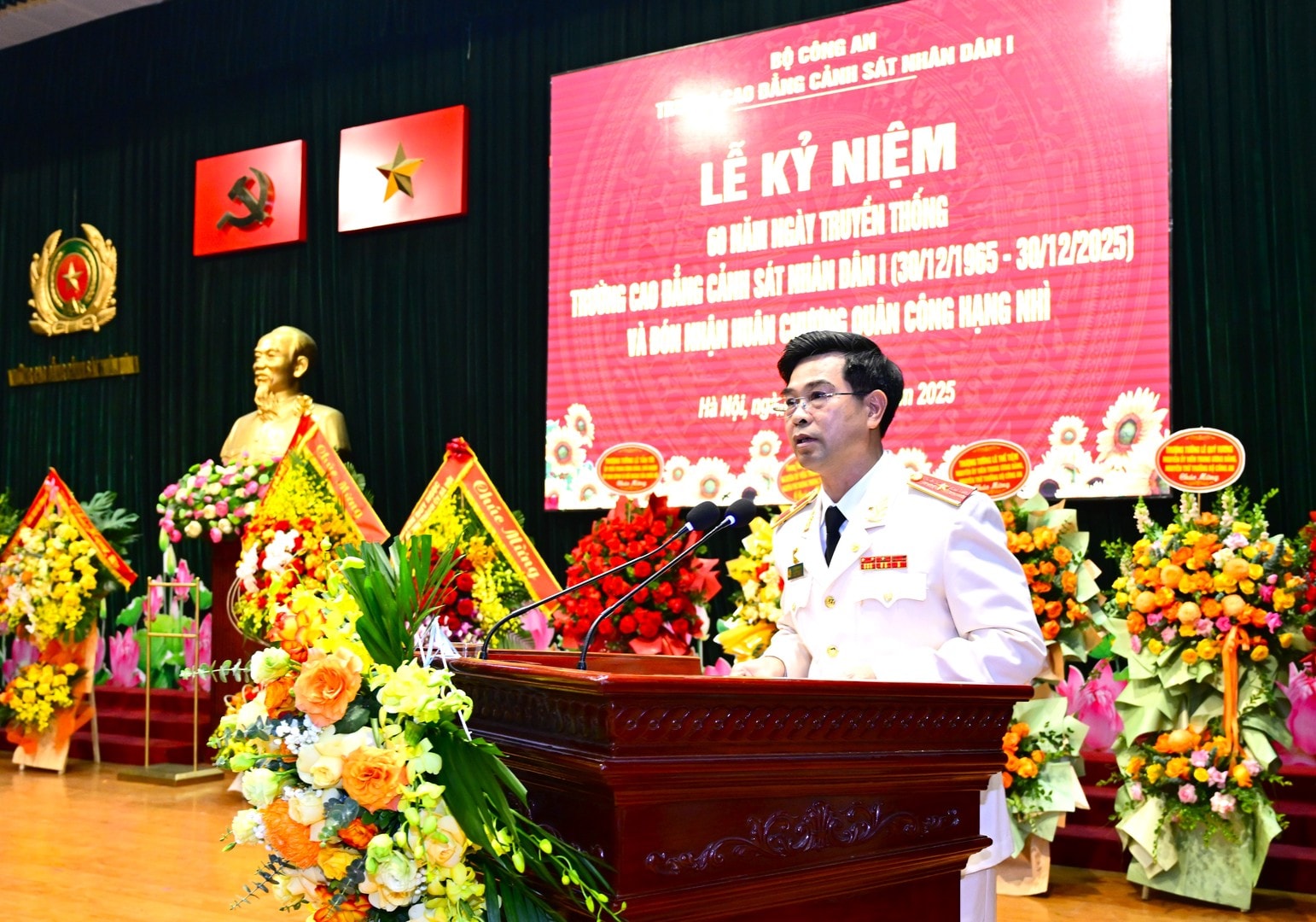 Hiệu trưởng Lê Hoài Nam trình bày diễn văn tại Lễ kỷ niệm