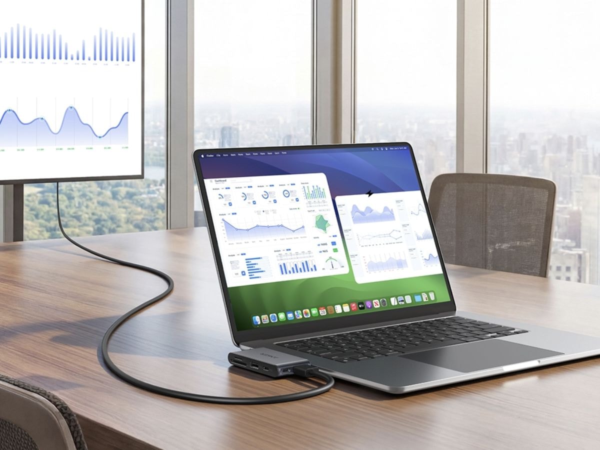 Hub Nano USB-C mới của Anker được đặt cạnh laptop và màn hình rời tại thị trường Anh