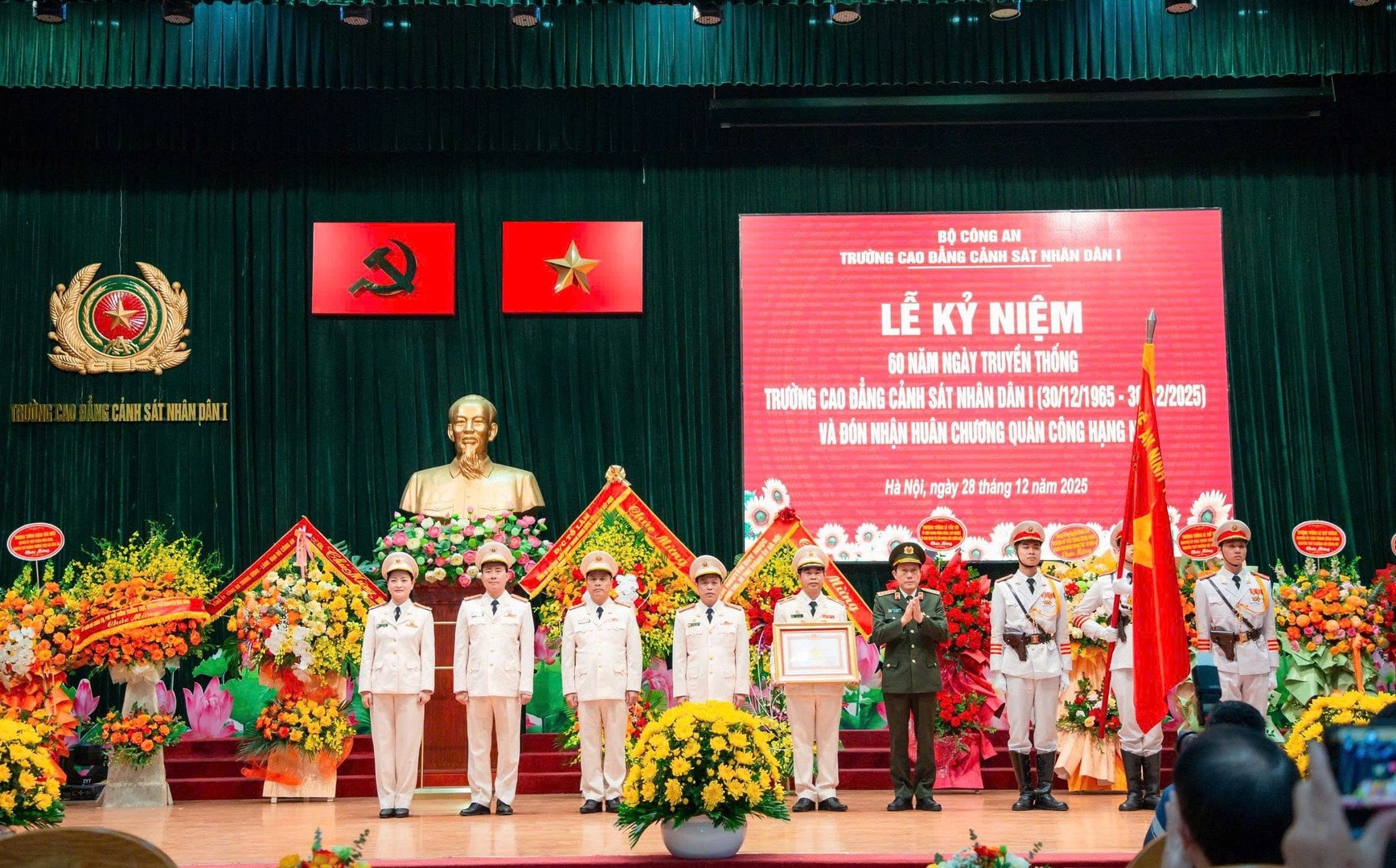 Bộ trưởng Lương Tam Quang trao Huân chương Quân công hạng Nhì cho Trường Cao đẳng CSND I