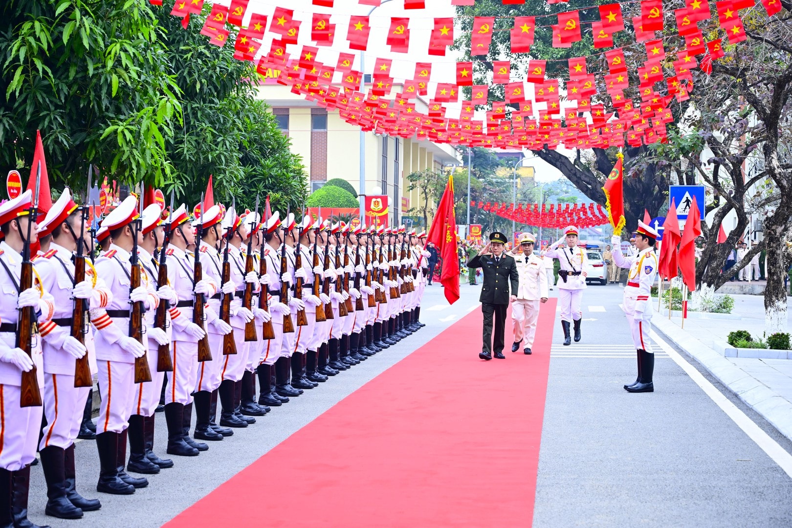 Bộ trưởng Lương Tam Quang duyệt Đội danh dự Công an nhân dân
