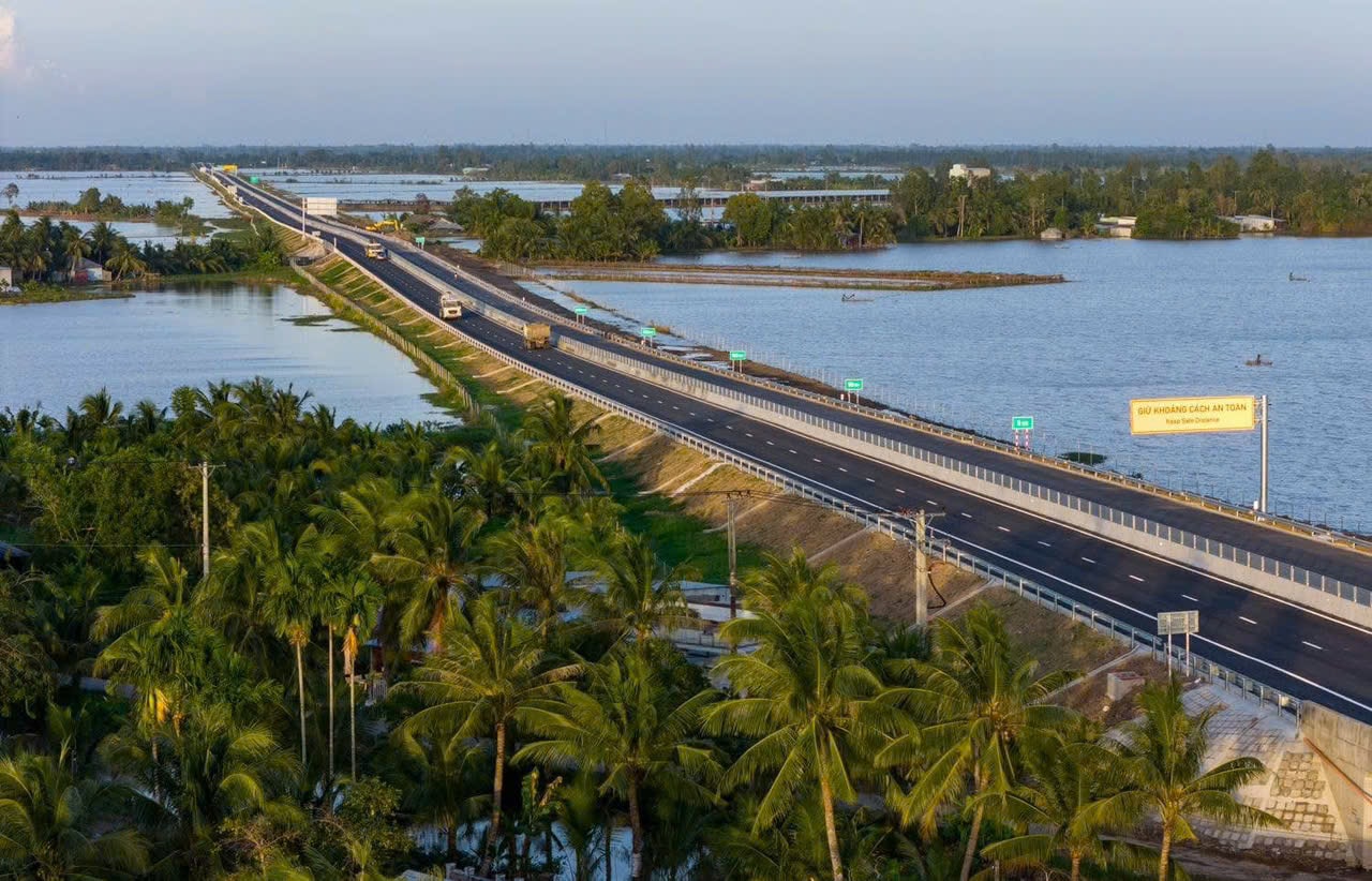 Cao tốc Bắc - Nam phía Đông đoạn Cần Thơ - Hậu Giang và Hậu Giang - Cà Mau hoàn thiện, nối liền khu vực Tây Nam Bộ, thúc đẩy phát triển kinh tế xã hội. Ảnh: TL.