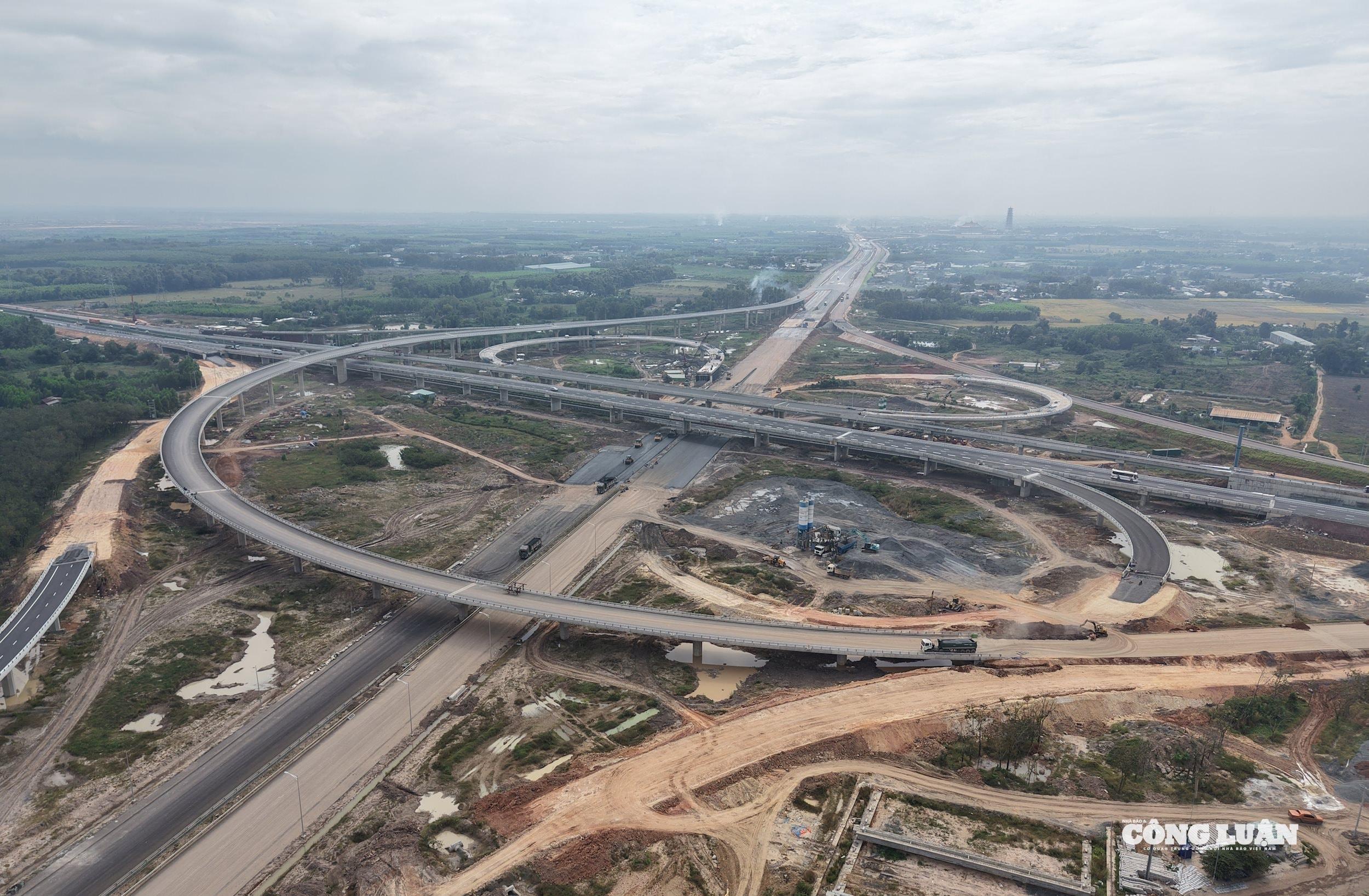 Ban quản lý dự án 85 cùng các nhà thầu đang nỗ lực từng ngày để hoàn thiện dự án thành phần 2 cao tốc Biên Hòa - Vũng Tàu.